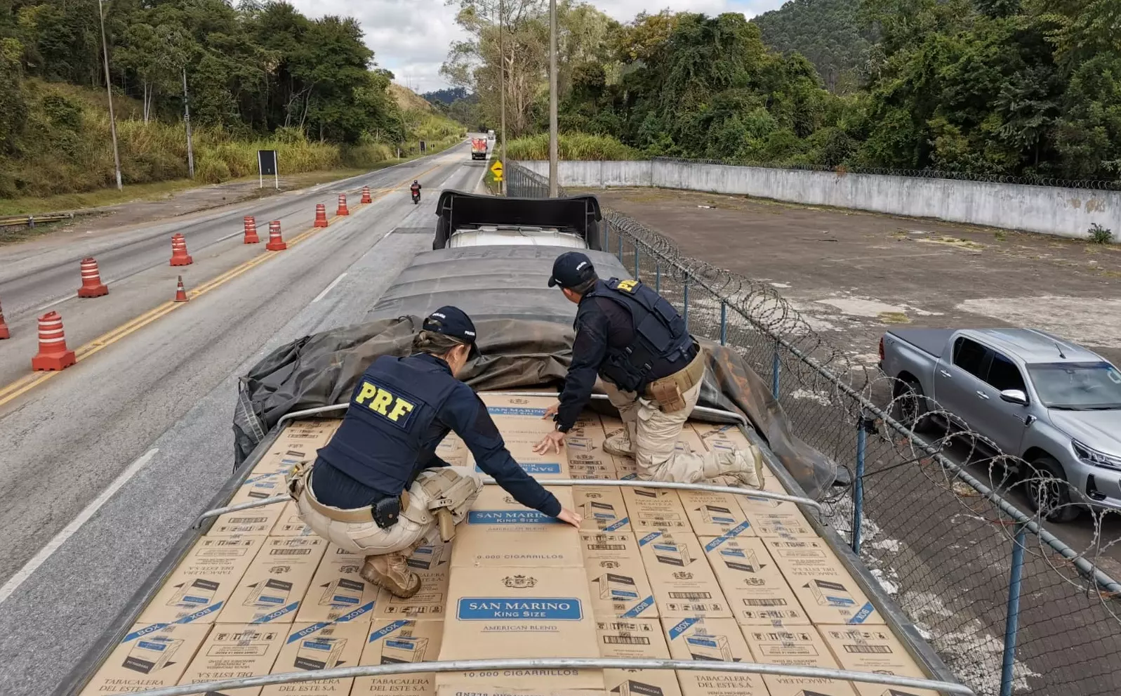 PRF apreende 400 mil maços de cigarros paraguaios na BR-040 em Santos Dumont